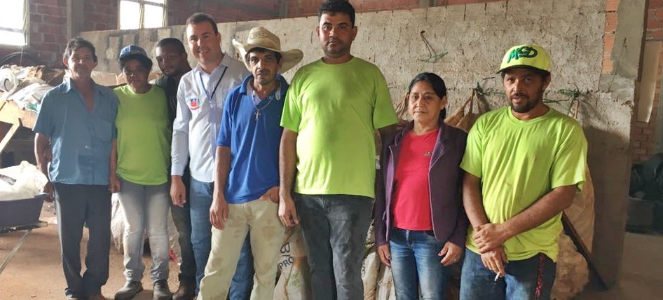 Confraternização como os amigos da reciclagem